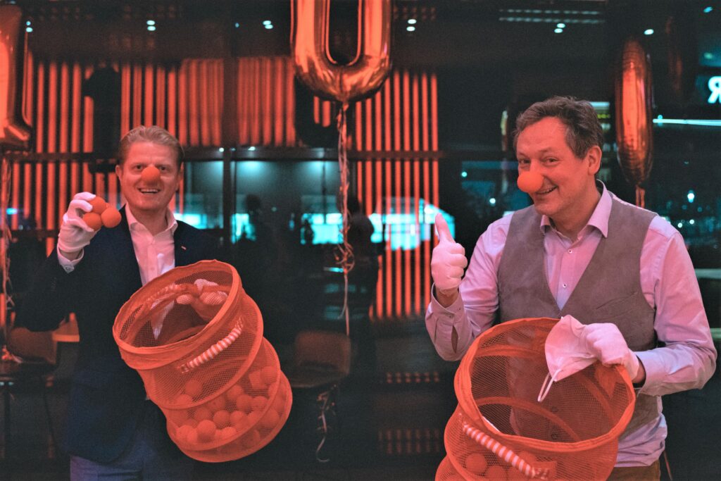 Mark Schüler (GOP) und Eckart von Hirschhausen verteilen an die GOP-Besucher rote Humor Hilft Heilen-Nasen_Copyright Jannik Löpmann