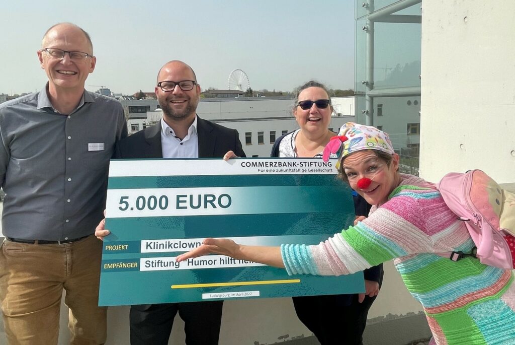 v.l.n.r. Professor Dr. Jochen Meyburg, Ärztlicher Direktor (Chefarzt der Klinik für Kinder- und Jugendmedizin im RKH Klinikum Ludwigsburg); Oliver Schroeter, Leiter Unternehmerkunden der Commerzbank Ludwigsburg; Silke Herrmann, Pflegerische Bereichsleitung (Kinder- und Jugendmedizin); Daniela Pöllmann, Klinikclown der Stiftung Humor Hilft Heilen; Copyright: Commerzbank-Stiftung