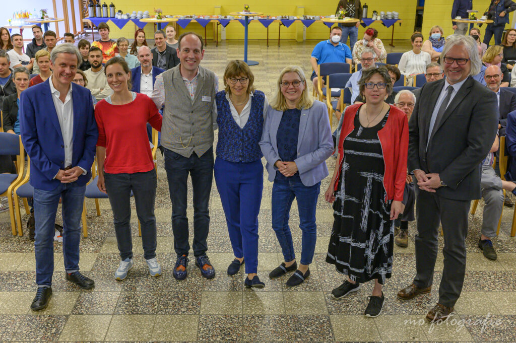 von links nach rechts: Andreas Bentrup (fachlicher Leiter Humorworkshops HHH), Lea Böttger (Projektleiterin HHH), Markus Weise (Initiator des Projekts), Maria Bley (Leiterin der Stiftung HHH), Petra Gerlach (Oberbürgermeisterin der Stadt Delmenhorst), Petra Debbeler (Leiterin Gesundheitsamt Landkreis Oldenburg), OStD Ulrich Droste (Schulleiter BBS II) _Copyright Martin Ohm