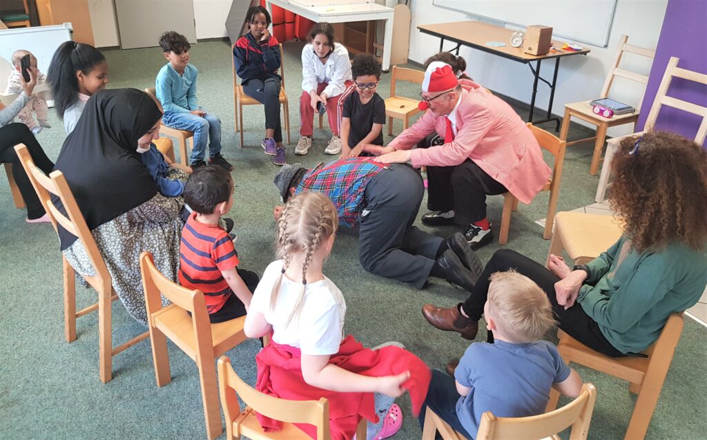 Klinikclowns der Stiftung Humor Hilft Heilen spielen mit Flüchtlingskindern in der Unterkunft an der Koblenzer Straße in Bad Godesberg; Copyright Verena Breitbach