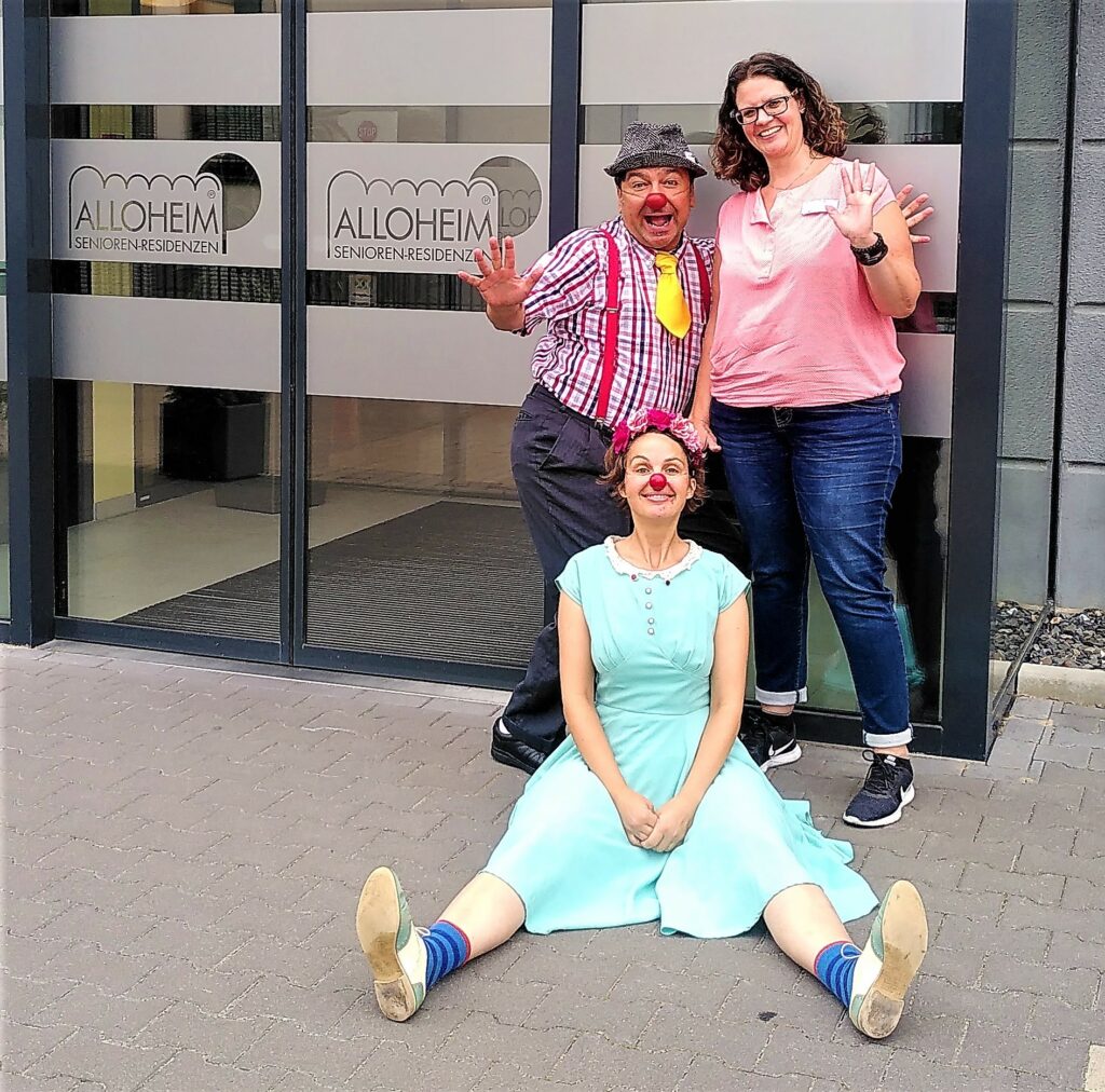 Die Humor Hilft Heilen-Klinikclowns Johanna Luther und Tunc Denizer mit Sandra Nöcker, Leitung Sozialer Dienst, Alloheim Senioren-Residenz Wuppertal; Foto Copyright: Humor Hilft Heilen