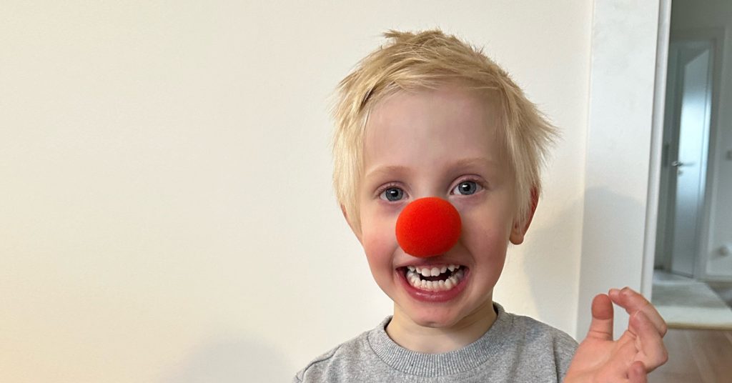 Lennard wurde von unseren Klinikclowns bis zum OP begleitet und setzt die rote Nase immer noch auf_Foto: Aline Aretz