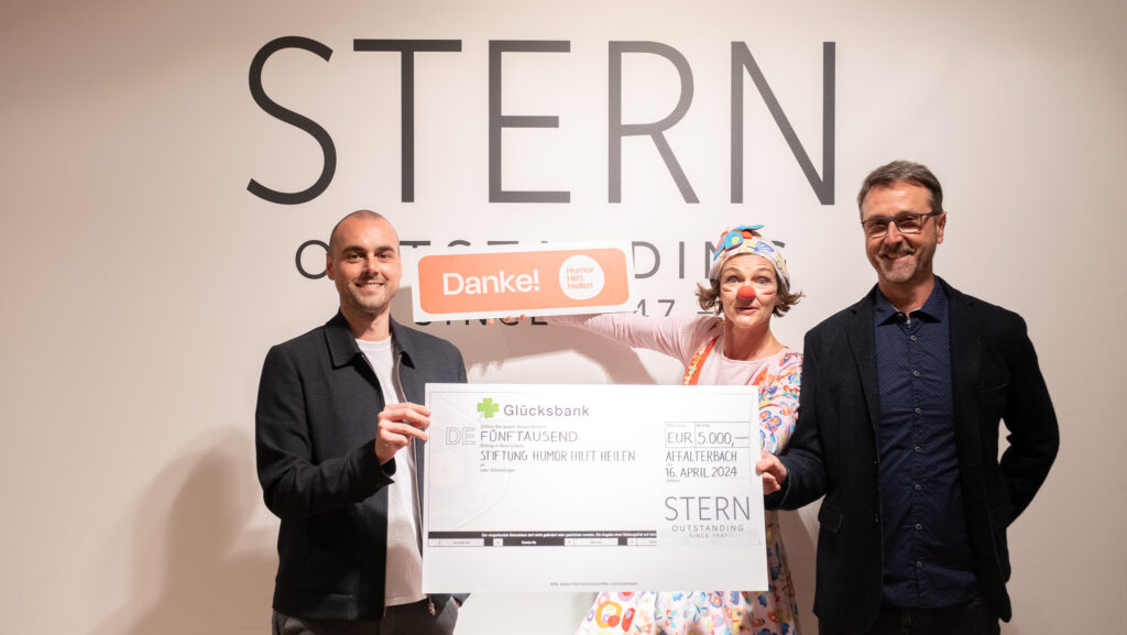 v.l.n.r. Tim Schöllkopf, Marketingleiter STERN, Klinikclownin Daniela Pöllmann, Michael Schubring, Geschäftsführer STERN Foto: STERN Outstanding