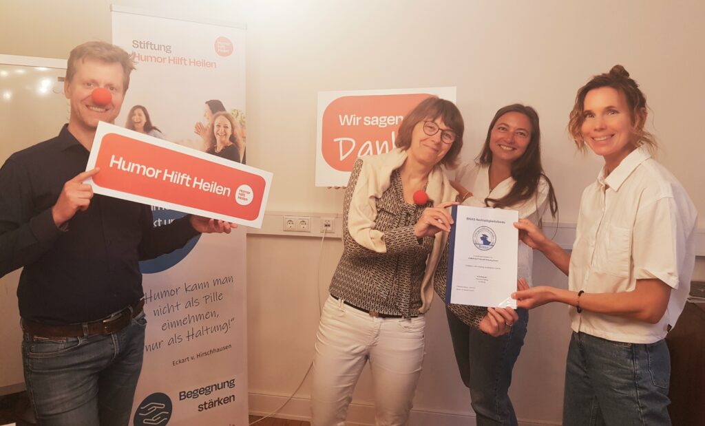 (v.l.n.r.) Stefan Mispagel, Projektleitung Klinikclownvisiten HHH; Maria Bley, Leitung HHH; Verena Breitbach, Presse- und Öffentlichkeitsarbeit HHH; Ute Leesberg, Bachelor-Studentin. Sie überreichte HUMOR HILFT HEILEN das von ihr erstellte Fundraising-Konzept_Foto Copyright HHH