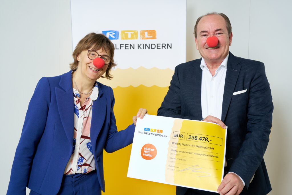 Wir helfen Kindern - Stiftung RTL Scheckübergabe 2024 Stiftung Humor hilft Heilen GmbH v.l.n.r. Maria Bley, Wolfram Kons; Foto: RTL D / Guido Engels