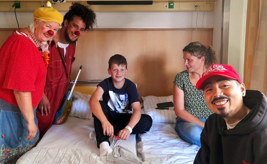 Tony Bauer und ein RTL-Team begleiteten die HHH-Klinikclowns_Copyright Verena Breitbach