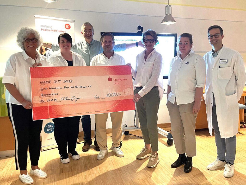 v.l.n.r. Dr. Gesa Wunder (Vorstandsmitglied Zonta Club Ulm-Donau), Petra Hauser (stellv. Pflegedirektion und Ausbildungskoordination in der AGAPLESION BETHESDA KLINIK ULM gGmbH), Felix Gaudo ( Fachliche Leitung Workshops Stiftung HUMOR HILFT HEILEN gGmbH), Jörg Hillmann (Referent Personal- und Organisationsentwicklung AGAPLESION BEHTESDA KLINIK ULM gGmbH), Ursula Merckle (Vorstandsmitglied Zonta Club Ulm-Donau), Anette Einsiedel (Einrichtungsleitung AGAPLESION BETHESDA WOHNEN & PFLEGEN gGmbH), Prof. Dr. med. Michael Denkinger (Ärztlicher Direktor AGAPLESION BEHTESDA KLINIK ULM gGmbH)_Copyright Ursula Merckle