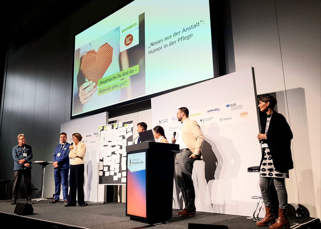 Foto v.l.n.r. Horst Michaelis („Wir pflegen!“), Christopher Selow (Barmer), Maria Bley (HHH), Tim Szepanski (St. Johannes-Hospital Dortmund), Annemarie Fajardo (Deutscher Pflegerat e.V.), Dr. Florian Fischer (Hochschule für angewandte Wissenschaften Kempten), Sonja Laag (Barmer)_Foto Copyright: Verena Breitbach