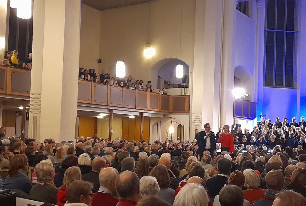 Volle Kreuzkirche beim Benefizkonzert. Moderation von Dr. Eckart von Hirschhausen und Sabine Heinrich_Copyright Verena Breitbach