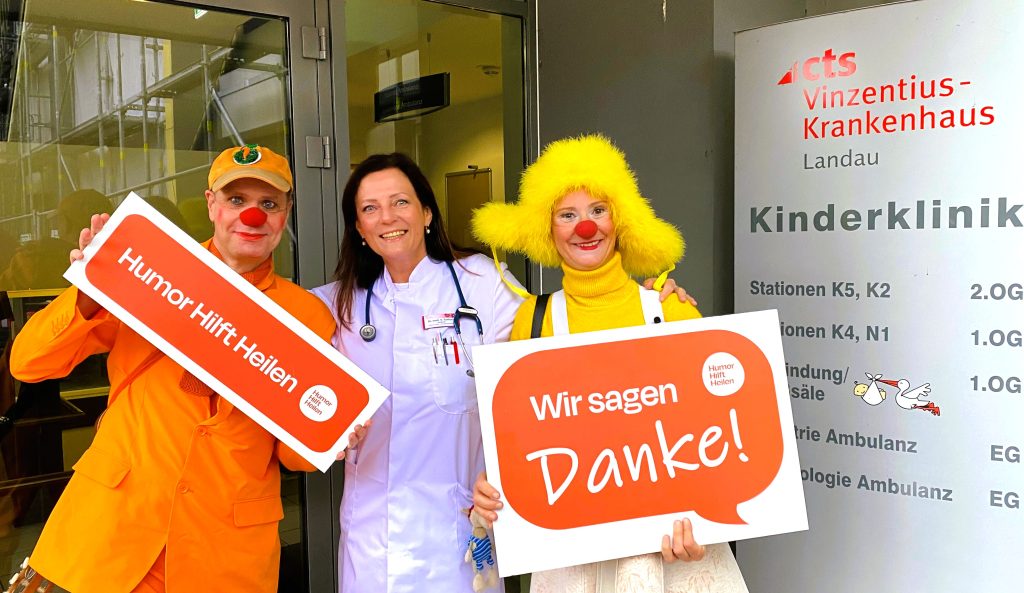 Dr. Vanda Tuxhorn, Chefärztin der Kinderklinik des Vinzentius Krankenhauses Landau, umringt von HUMOR HILFT HEILEN-Klinikclowns_Copyright Maria Bley
