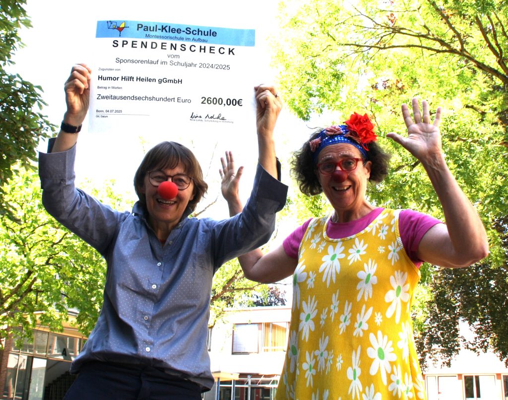 Maria Bley, Stiftungsleitung HHH, und Klinikclownin Irrmi freuen sich über die Spende der Paul-Klee-Schule_ Foto Copyright_ Paul-Klee-Schule