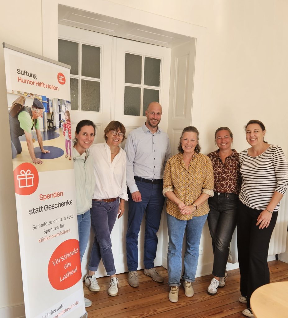 v.l.n.r. Lea Böttger, Projektleitung Humorworkshops HHH; Maria Bley, Stiftungsleitung HHH; Sebastian Tusche, Regionalleiter Sparkasse KölnBonn; Karin Döring, Projektleitung Klinikclown-Visiten HHH; Verena Breitbach, Presse & Kommunikation HHH; Myriam Stockhausen, Buchhaltung HHH_Copyright HHH