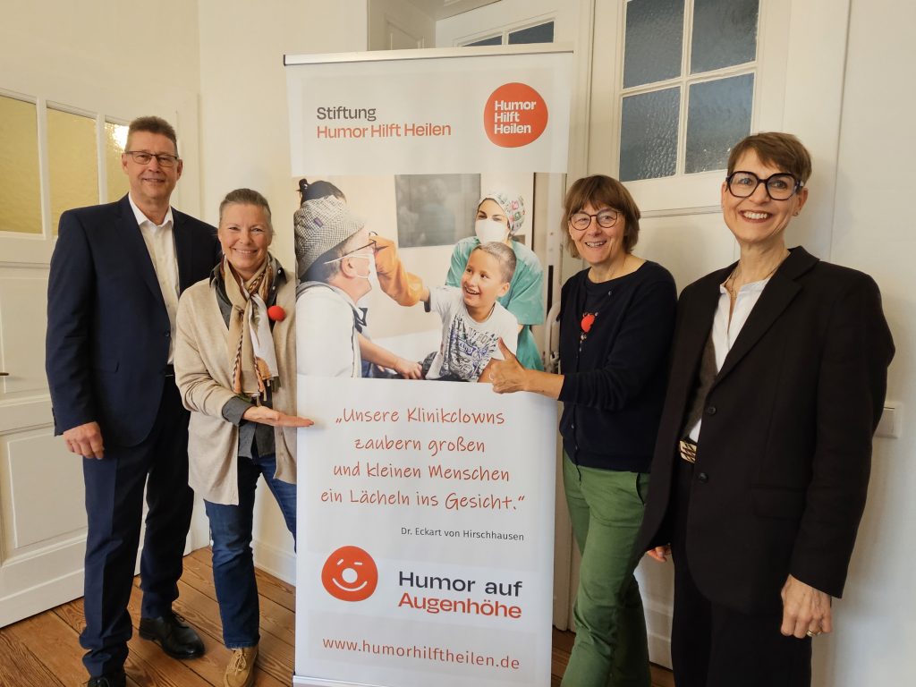v.l.n.r. Ralf Klösges, Regionalvorstand der Kreissparkasse Köln; Karin Döring, Projektleitung Klinikclown-Visiten bei HUMOR HILFT HEILEN; Maria Bley, Leitung HUMOR HILFT HEILEN; Kirsten Felgner, Stiftungsreferentin bei der Städte- und Gemeinden-Stiftung der Kreissparkasse Köln im Rhein-Sieg-Kreis_Foto Copyright: Verena Breitbach