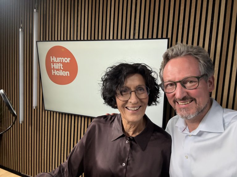 Vera Lux und Dr. Eckart von Hirschhausen interviewen Gäste für PflegeTacheles_Copyright HHH