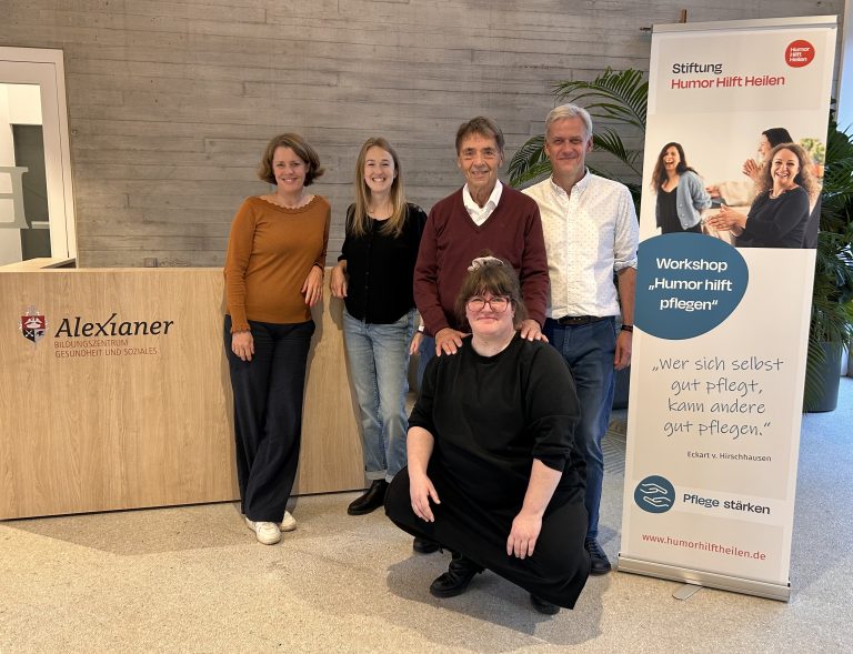 v.l.n.r. Katja Kemnade, HHH-Trainerin und Fachliche Leitung Humorworkshops; Lisa Ahlers, stellvertretende Schulleiterin; Michael Christensen; Andreas Bentrup, HHH-Trainer und Fachliche Leitung Humorworkshops; (vorne) Henriette Hansen, HHH-Humortrainerin_Copyright_Alexianer