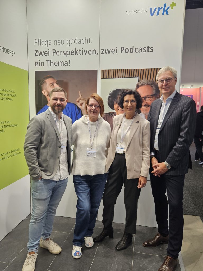 v.l.n.r. Podcaster Dominik Stark; Petra Krause, Pflegedirektorin und Leitung der Gesundheitsschulen am Evangelischen Klinikum Bethel, Universitätsklinikum OWL der Universität Bielefeld; Vera Lux, Präsidentin des Deutschen Berufsverbands für Pflegeberufe (DBfK) und Jürgen Graalmann, Geschäftsführer der Berliner Konzept- und Beteiligungsagentur „Die BrückenKöpfe” am Stand des vrk in Berlin_Foto Copyright: Verena Breitbach