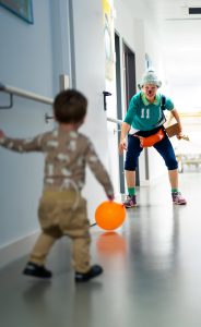 Klinikclowns von HUMOR HILFT HEILEN sind schon seit 10 Jahren in den GFO Kliniken Bonn zu Gast und schenken „Begegnungen auf Augenhöhe – mit Augenzwinkern“_Copyright: GFO Kliniken Bonn