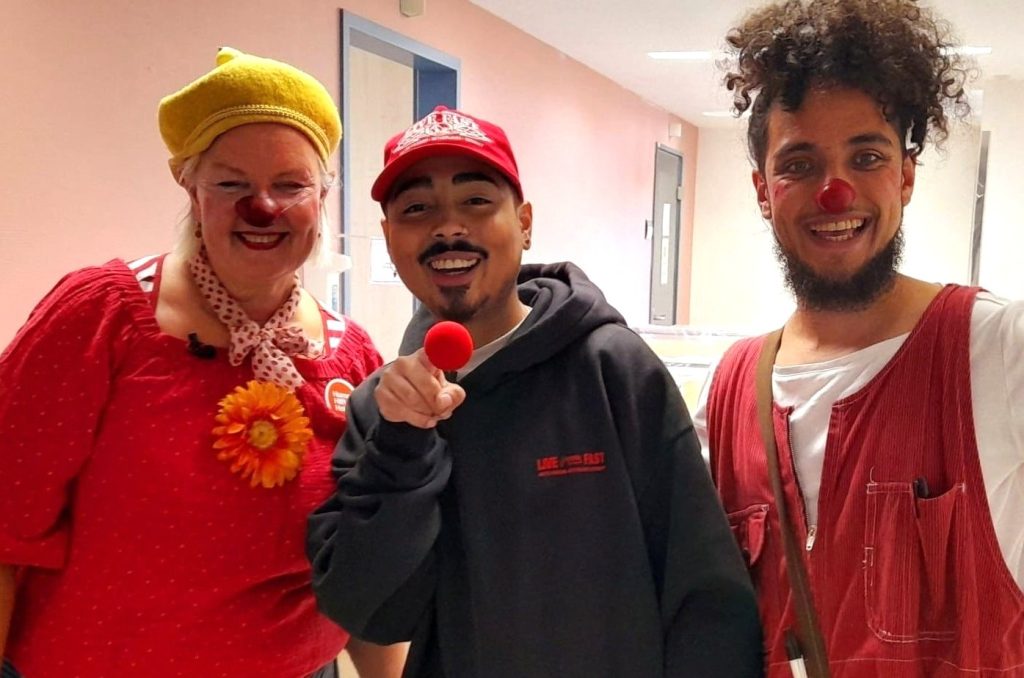 Tony Bauer inmitten der HHH-Klinikclowns_Foto Copyright: Verena Breitbach