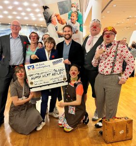 Freudige Scheckübergabe beim Benefizkonzert des Lions Clubs Ludwigsburg-Monrepos_Foto: Martin Pfuderer