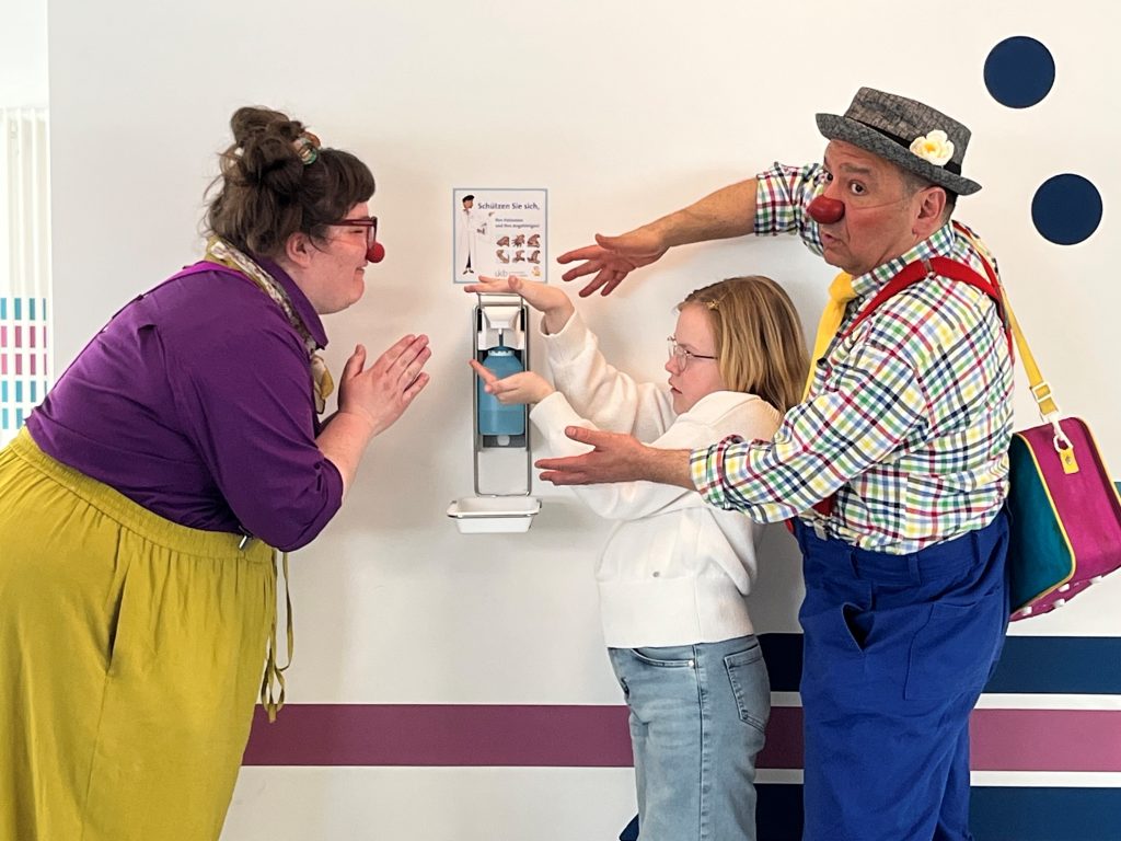 Handhygiene mit unseren Klinikclowns_Copyright ukb